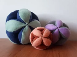 Čmuchací koberečky, dečky, koule a fleecové hračky